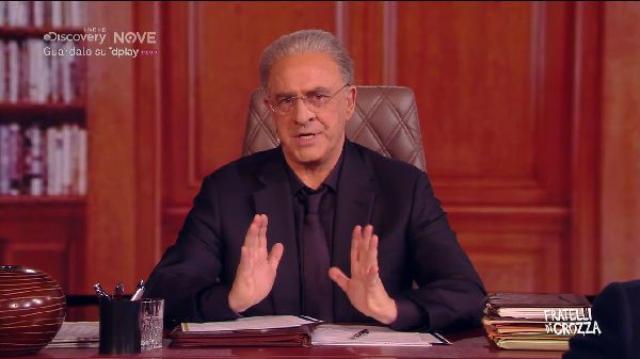 Crozza/De Luca, Di Maio &egrave; la moneta falsa data al parcheggiatore abusivo che custodisce un&rsquo;auto rubata