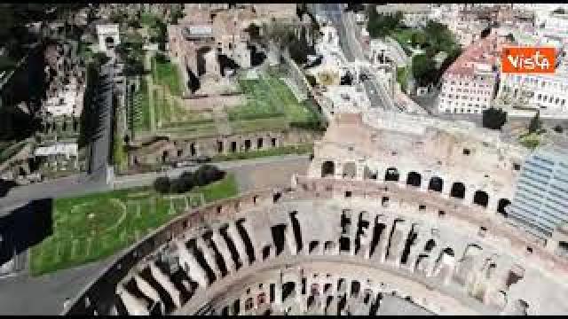 Gigi Proietti durante il lockdown si rivolgeva ai nonni: "Restiamo a casa"