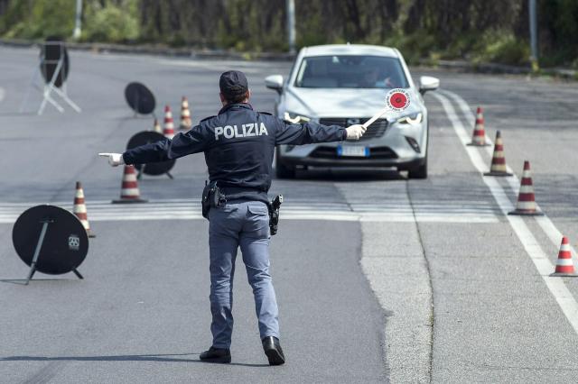 A Natale italiani blindati in casa. Bassetti: "Sono confuso, troppa incoerenza"