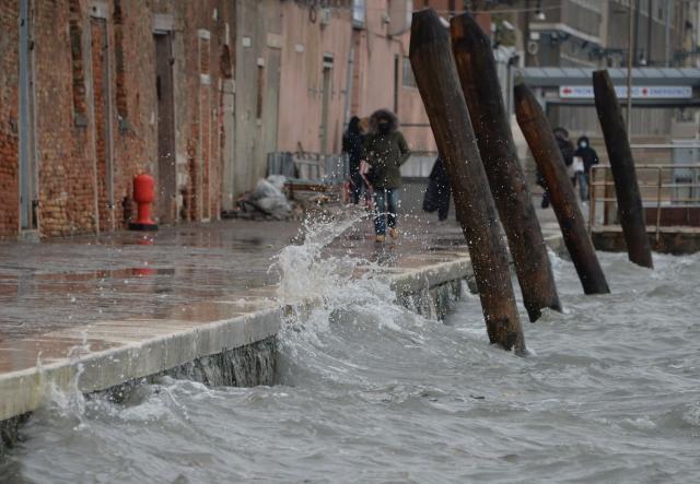 Maltempo, oggi &egrave; allerta meteo: esonda il Panaro. Rischio valanghe nel bellunese