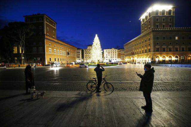 Decreto Natale, cosa si pu&ograve; fare e cosa no: spostamenti fra regioni, giorni zona rossa, invitati, attivit&agrave; sportiva, bar e ristoranti...