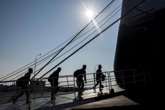 Pescatori Libia lasciano porto Mazara tra abbracci e lacrime con i propri familiari
