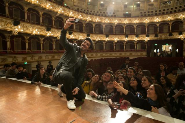 Favino D'Artagnan: 'Oggi pi&ugrave; che mai c'&egrave; bisogno di leggerezza'