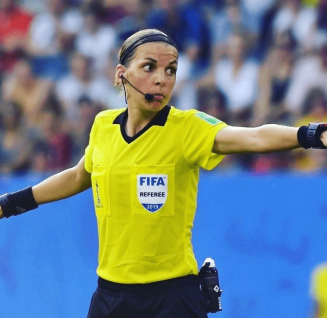 Chi &egrave; St&eacute;phanie Frappart, il primo arbitro donna in Champions League: stasera in campo per Juventus e Dinamo-Kiev