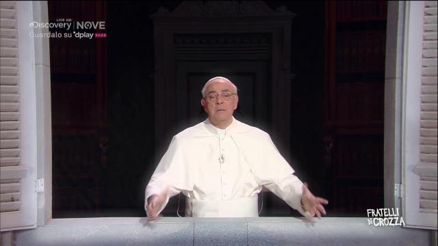 Crozza/ Papa Francesco: "Non preoccupatevi della messa, ma del Mes e prendetelo"