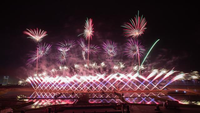 Cina: fuochi d'artificio illuminano cielo notturno di Paesi esteri