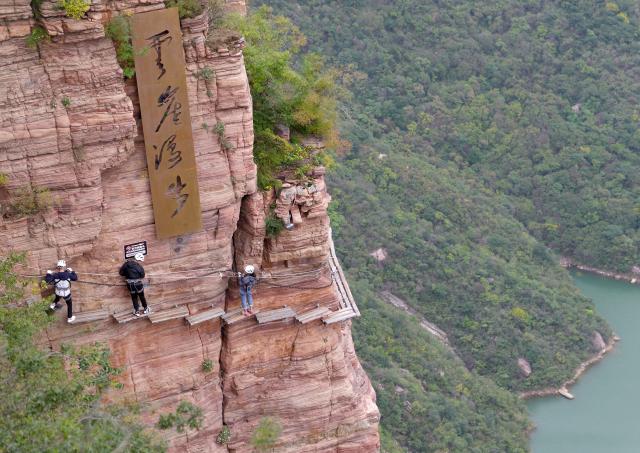 Cina: Henan, turisti visitano punto panoramico di Baoquan (2)