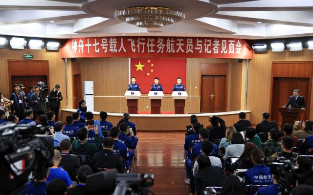 Cina: equipaggio Shenzhou-17 incontra stampa a Jiuquan