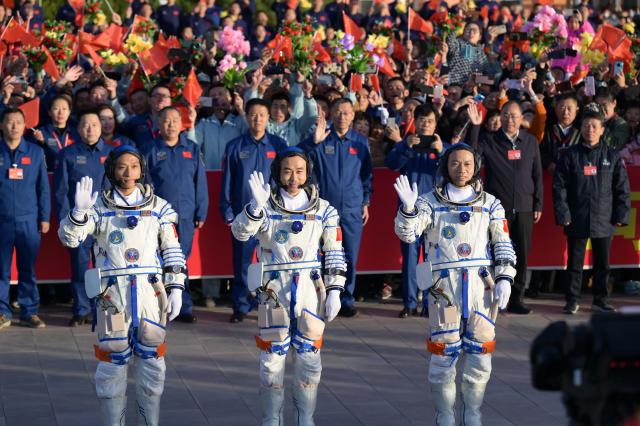 Cina: cerimonia di commiato per astronauti di Shenzhou-17