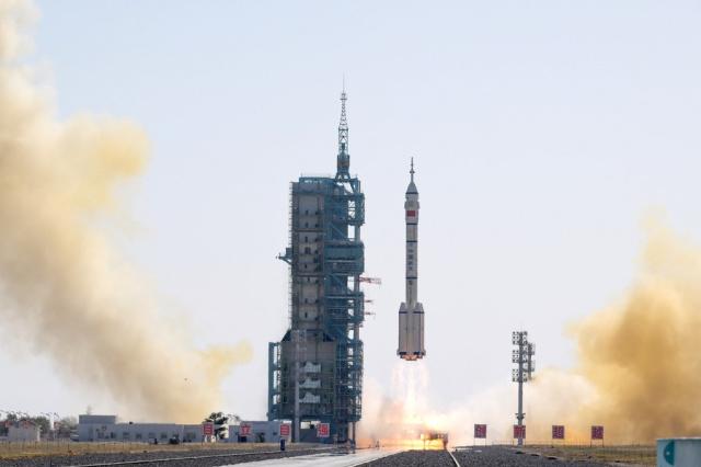 Cina: Shenzhou-17 si &egrave; agganciato a combinazione di stazione spaziale