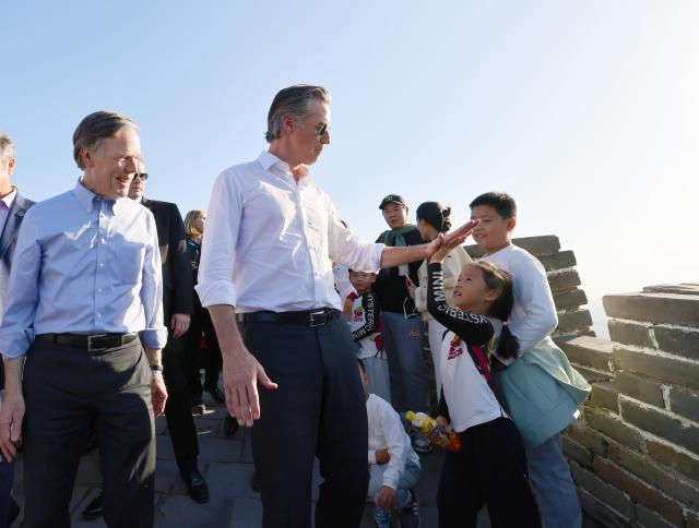 Cina: Pechino, governatore della California visita Grande Muraglia (2)