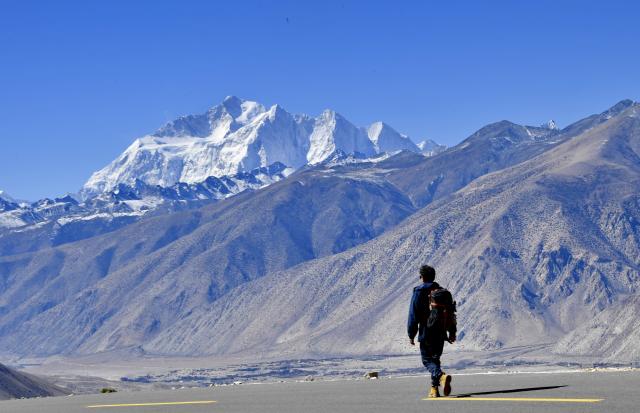 Cina: panorama del monte Qomolangma (1)