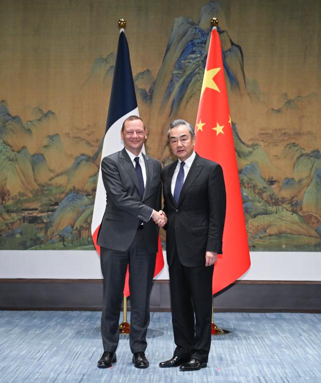 Cina-Francia: tengono dialogo strategico