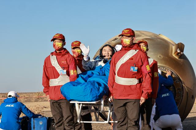 Cina: capsula di rientro Shenzhou-16 atterra a Dongfeng (1)