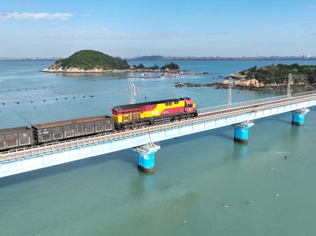 Cina: Fujian, treno intermodale ferrovia-mare a Putian