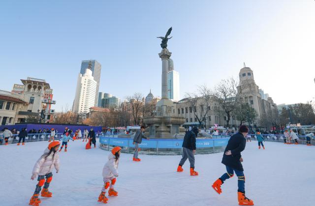 Cina: pista di ghiaccio promuove turismo invernale a Tianjin (1)
