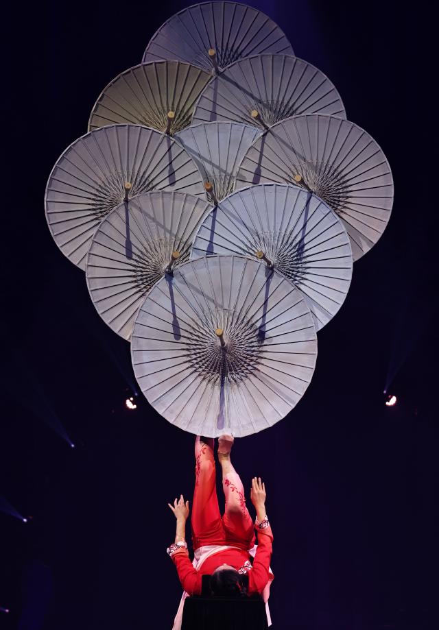 Acrobati cinesi si esibiscono al Cirque Phoenix a Parigi (3)