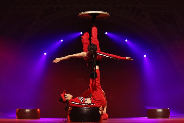 Acrobati cinesi si esibiscono al Cirque Phoenix a Parigi (2)