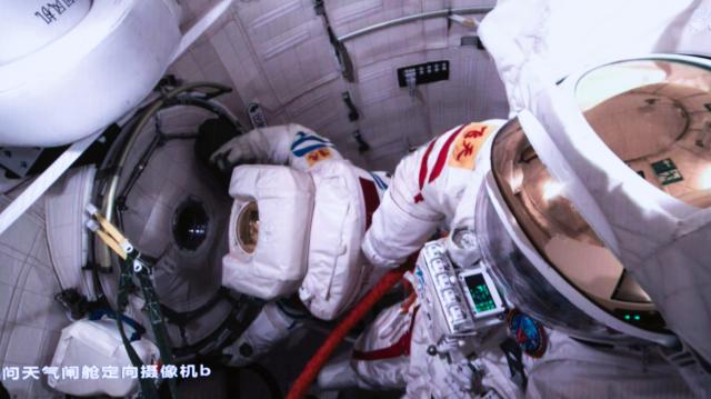 Cina: equipaggio Shenzhou-17 completa prima passeggiata spaziale (1)