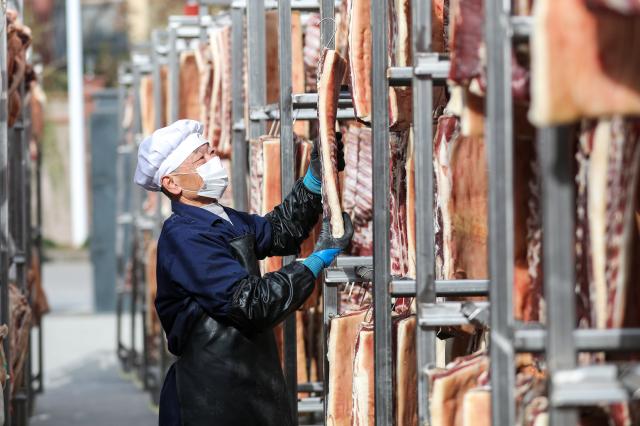 Cina: Huangshan, lavorazione dei salumi durante l'inverno (2)