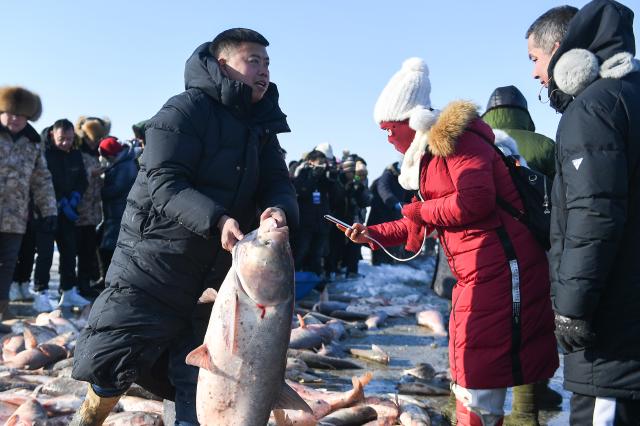 Cina: Jilin, pesca invernale a Songyuan (1)
