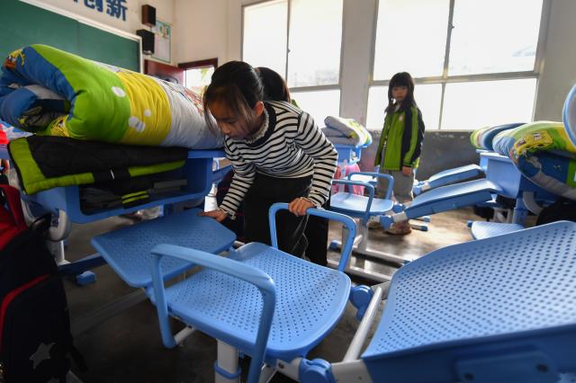 Cina: Hunan, sedie pieghevoli migliorano riposo di studenti (1)