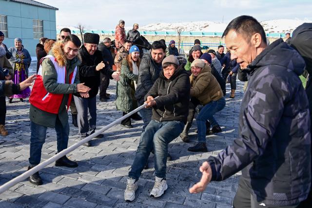 Cina: Xinjiang, attivit&agrave; ricreative per pastori in stazioni di servizio (1)