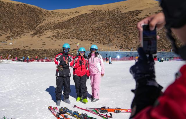 Cina: Xizang, apre prima stazione sciistica della stagione (2)