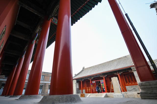 Cina: Pechino, Tempio di Hong'en aperto al pubblico (1)