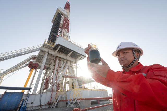 Cina: produzione petrolio greggio aumenta a dicembre 2023