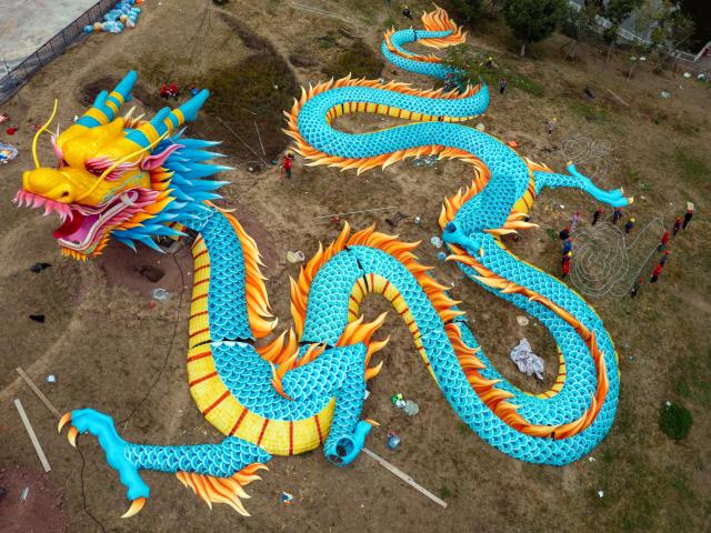 Cina: preparativi per lo spettacolo delle lanterne a Zigong (1)