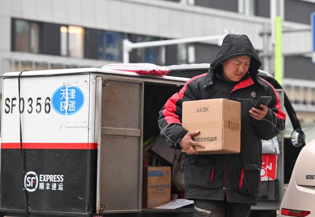 Cina: settore consegne espresse registra crescita a due cifre nel 2023