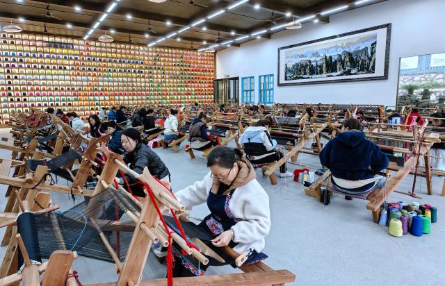 Cina: Hunan, fabbrica innovativa di broccati etnici a Zhangjiajie (2)