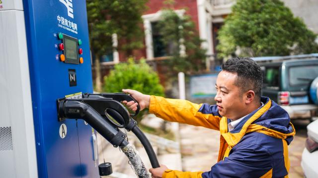 Cina: EV, colonnine di ricarica registrano robusta crescita nel 2023 