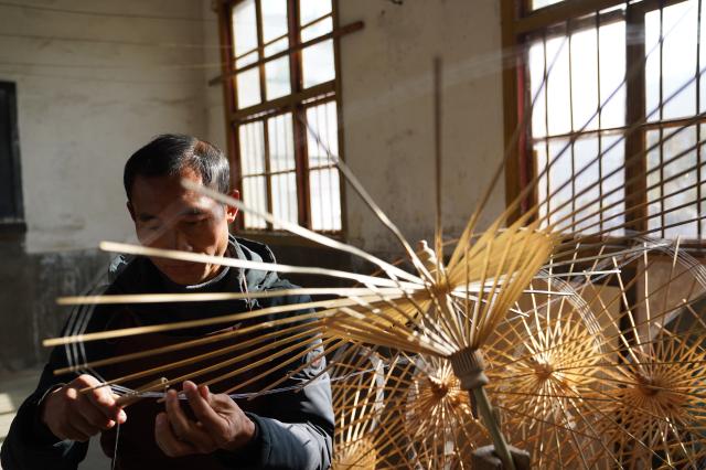 Cina: Jiangxi, fabbricazione di ombrelli di carta Jialu (3)