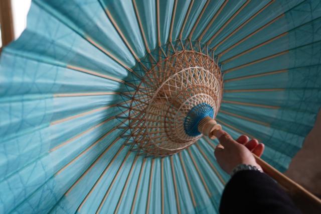 Cina: Jiangxi, fabbricazione di ombrelli di carta Jialu (1)