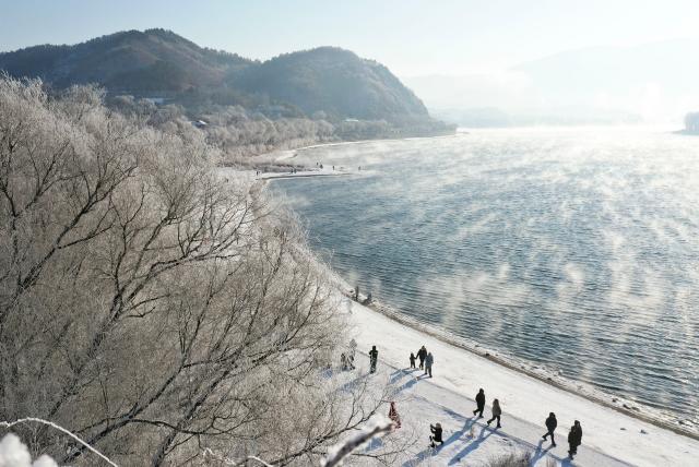 Cina: paesaggio di brina lungo il fiume Songhua a Jilin (2) 