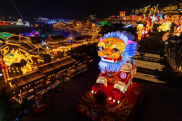 Cina: la citt&agrave; di Zigong illuminata da uno spettacolo di lanterne