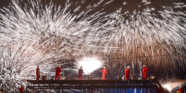 Cina: Henan, Luoyang ospita spettacolo di "fiori di ferro"