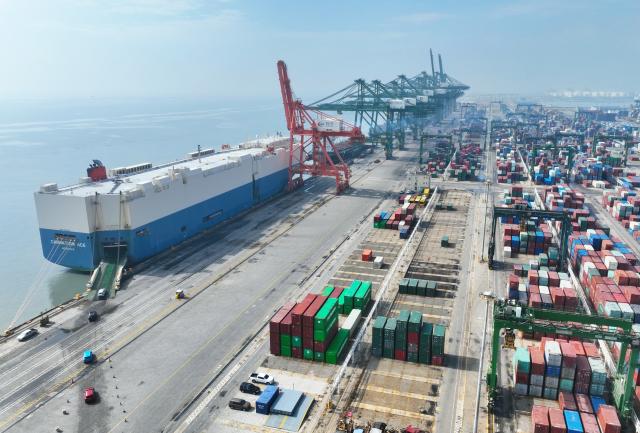 Cina: Fujian, esportazione di veicoli nel porto di Fuzhou (1)