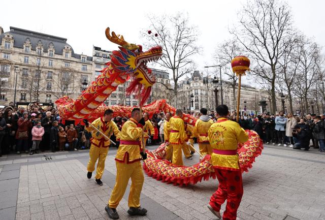 Francia: Parigi celebra Capodanno lunare cinese con danze tradizionali (3)