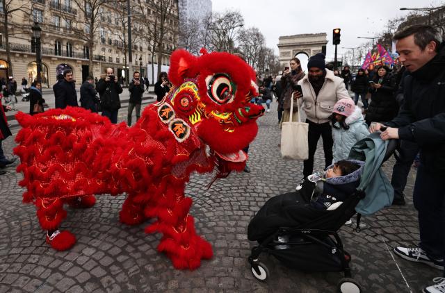 Francia: Parigi celebra Capodanno lunare cinese con danze tradizionali (2)