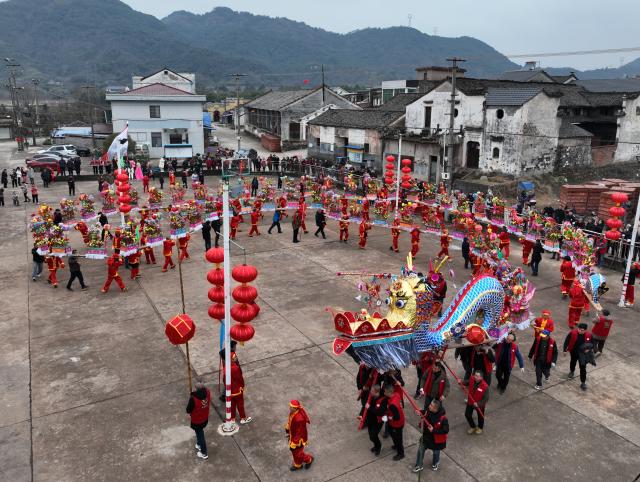 Cina: Zhejiang ospita parata di danza del drago con lanterne (3)