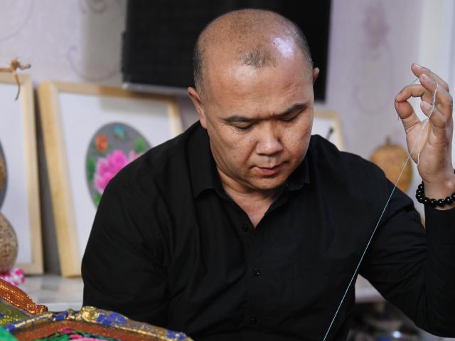 Cina: Xinjiang, ricamatore uiguro trova la fortuna grazie a patrimonio culturale