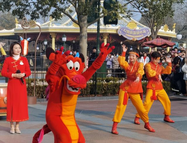Personaggio di drago Disney si unisce a celebrazioni del Capodanno lunare allo Shanghai Disney Resort