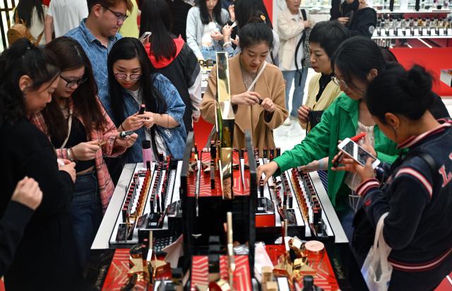 Cina: vacanze per Festa primavera stimolano consumi duty-free a Hainan