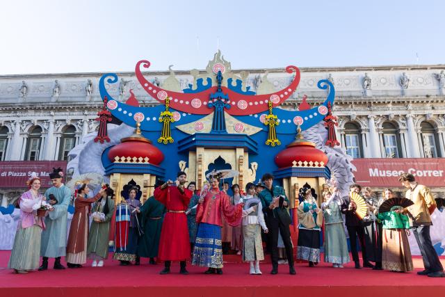 Italia: sfilata di Hanfu dona fascino orientale a Carnevale di Venezia