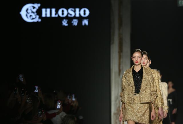 Marchi cinesi presentano creazioni alla Milano Fashion Week (3)