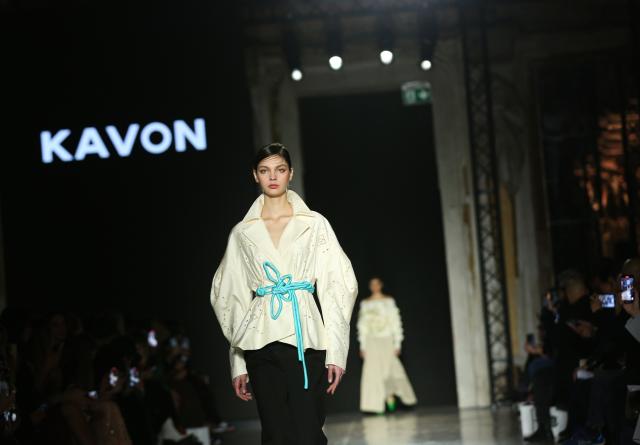 Marchi cinesi presentano creazioni alla Milano Fashion Week (1)