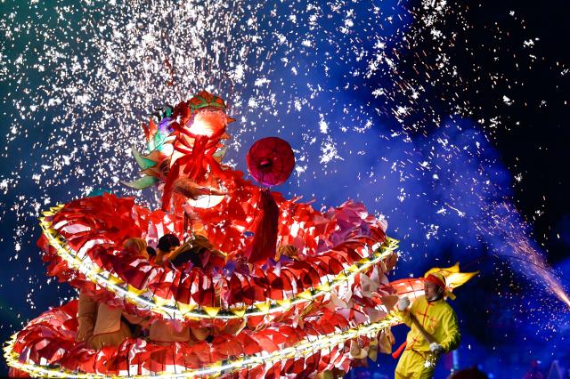Cina: danza del drago per la Festa delle lanterne nel Guizhou (3)